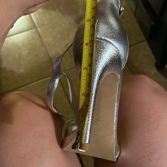 Kenneth Cole New York Berry Sandal Heel Sz 9.5 M Metallic Soft Silver NWOT - Picture 7 of 9